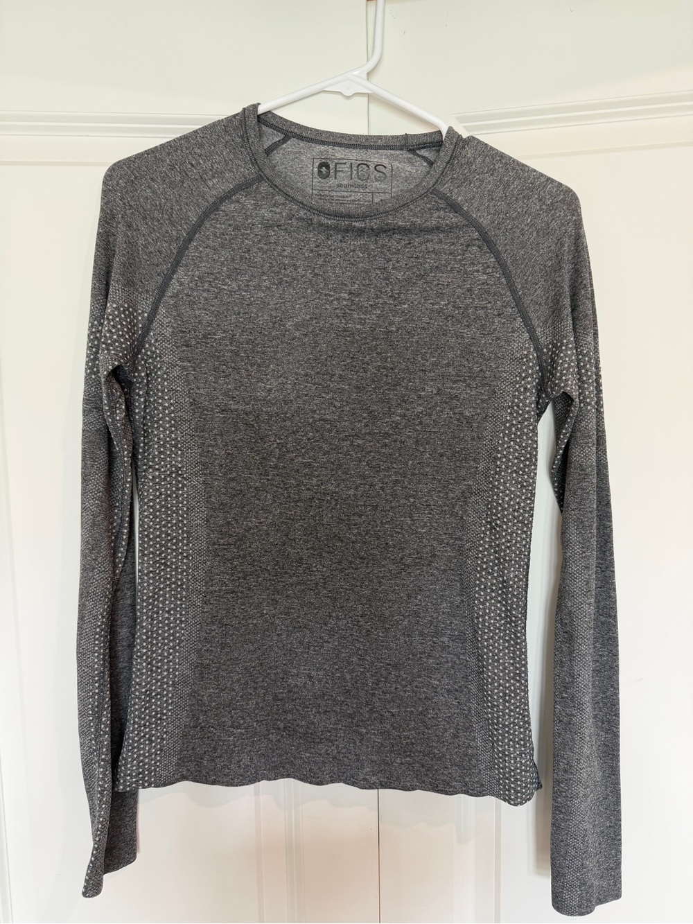 FIGS Gray Long-Sleeve Seamless top - Picture 4 of 6